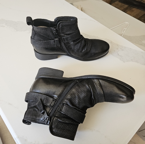 Miz Mooz Suzy Leather Black Ankle Boots - Picture 8 of 10